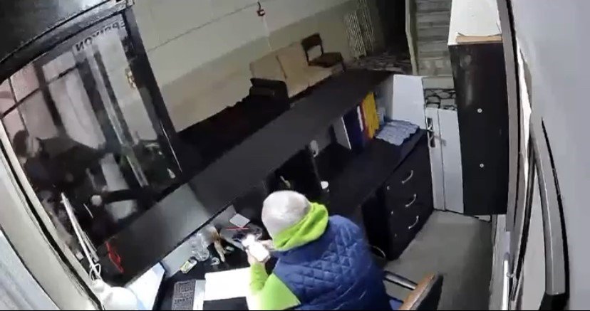 Müşteri gibi girdi, cep telefonu çaldı