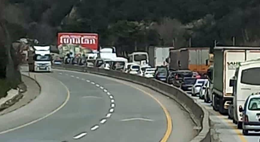 Tır şarampole devrildi