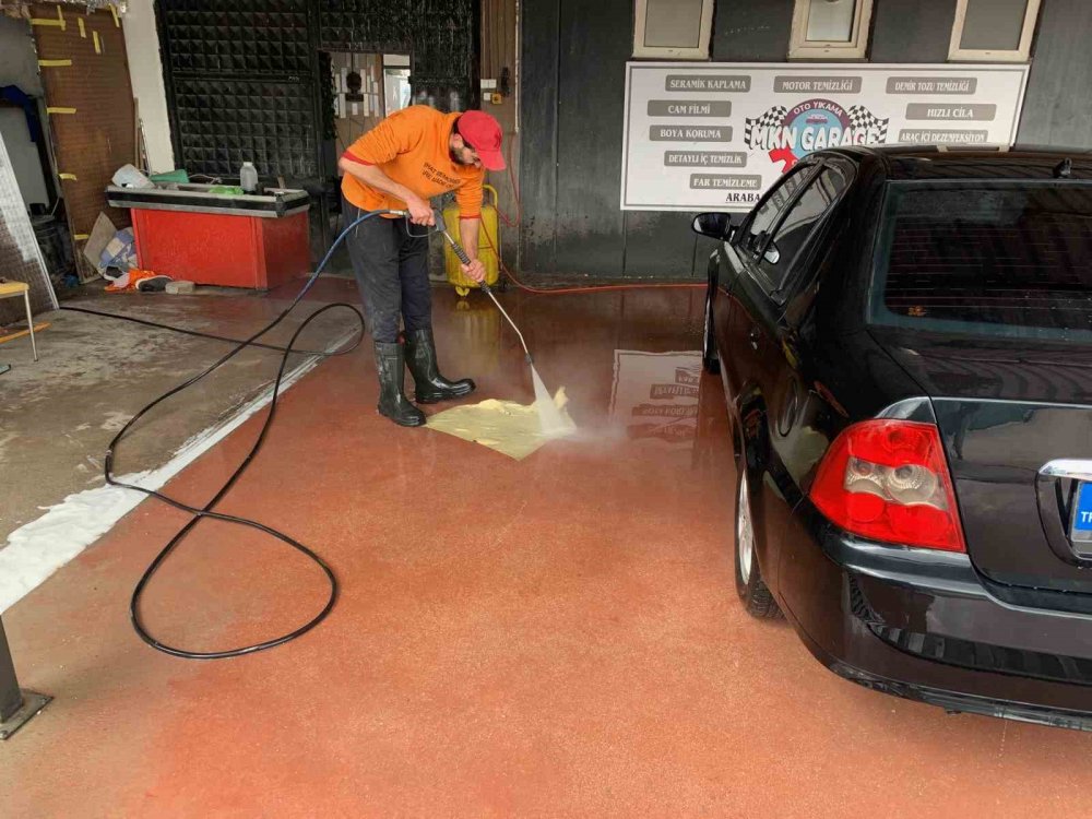 Depremin tozlu izlerini ücretsiz temizliyor