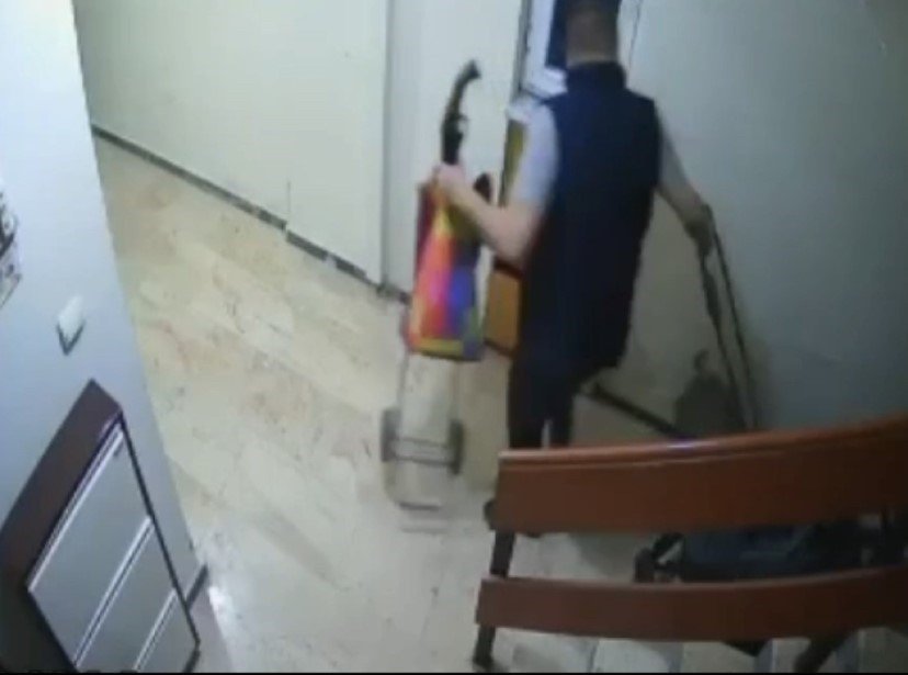 Pazar arabası hırsızları güvenlik kameralarından kaçamadı