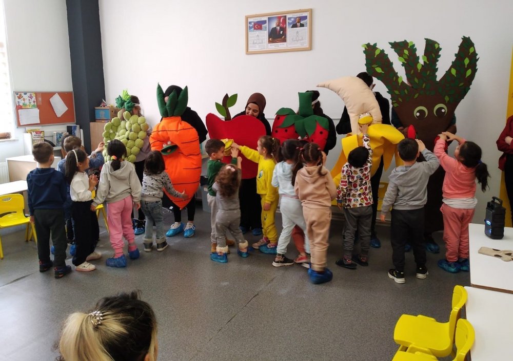 Ürettikleri oyuncakları minik öğrencilerle paylaştılar