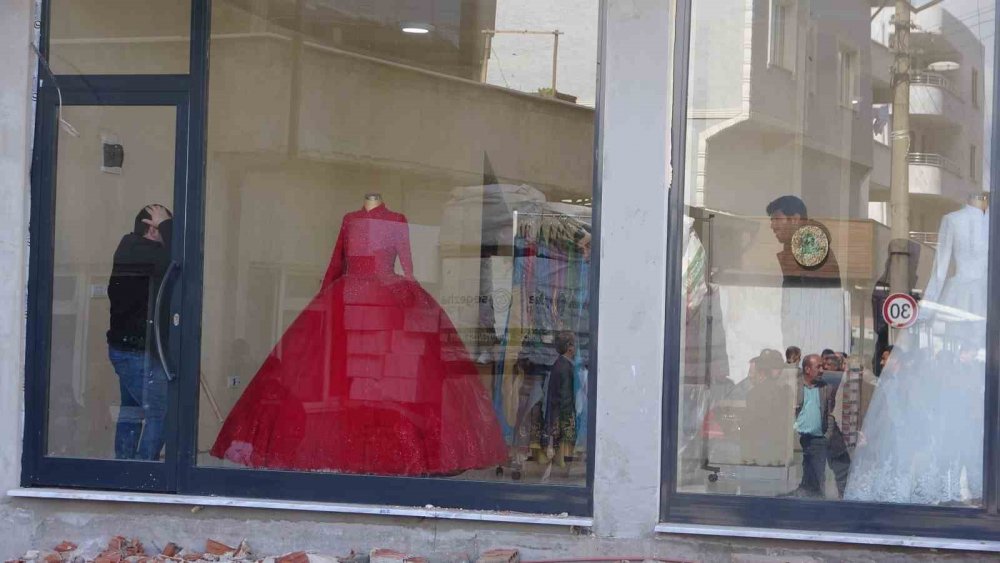 Yıkımı engellemek için kendilerini dükkana kilitlediler