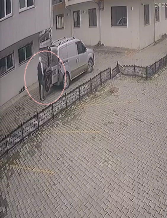 Binanın önünden motosikleti saniyeler içinde çaldılar