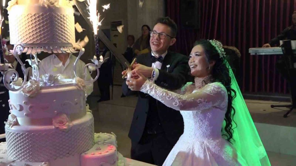 12 bin kilometreden gelin geldi