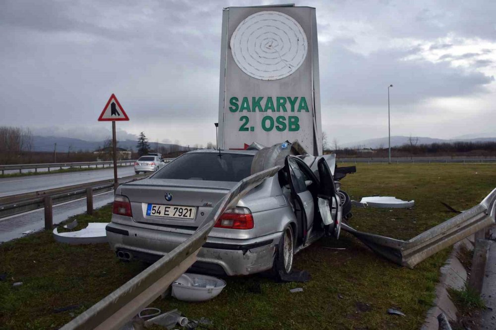 D-100’de otomobil bariyerlere girdi