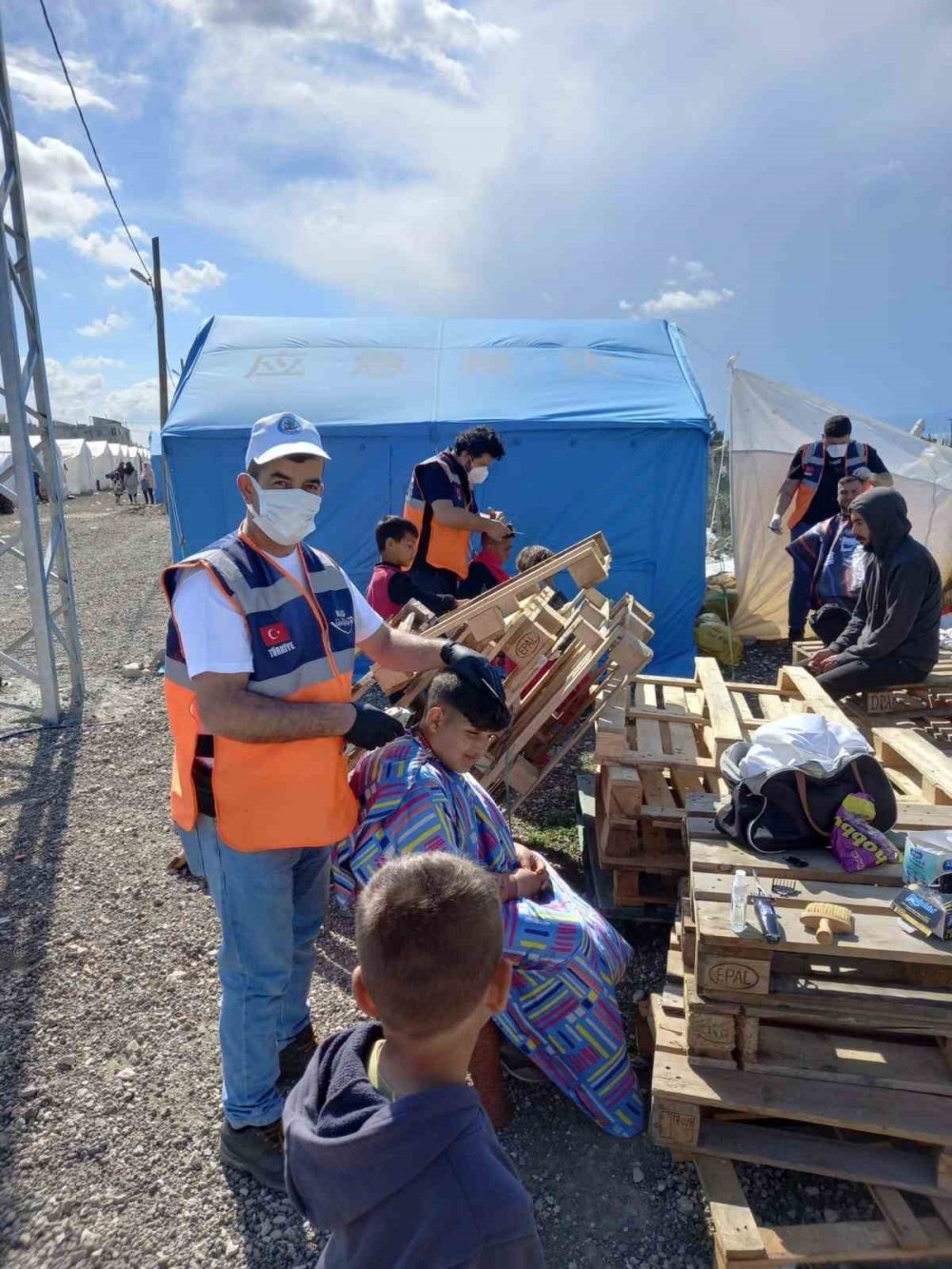 Bilecik’ten Hatay’a çocukları tıraş etmeye gittiler