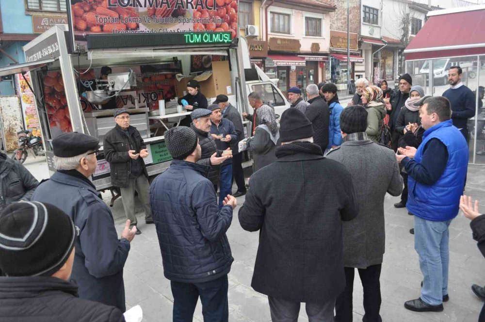 Depremde ölenlerin hayrına lokma döktürdü
