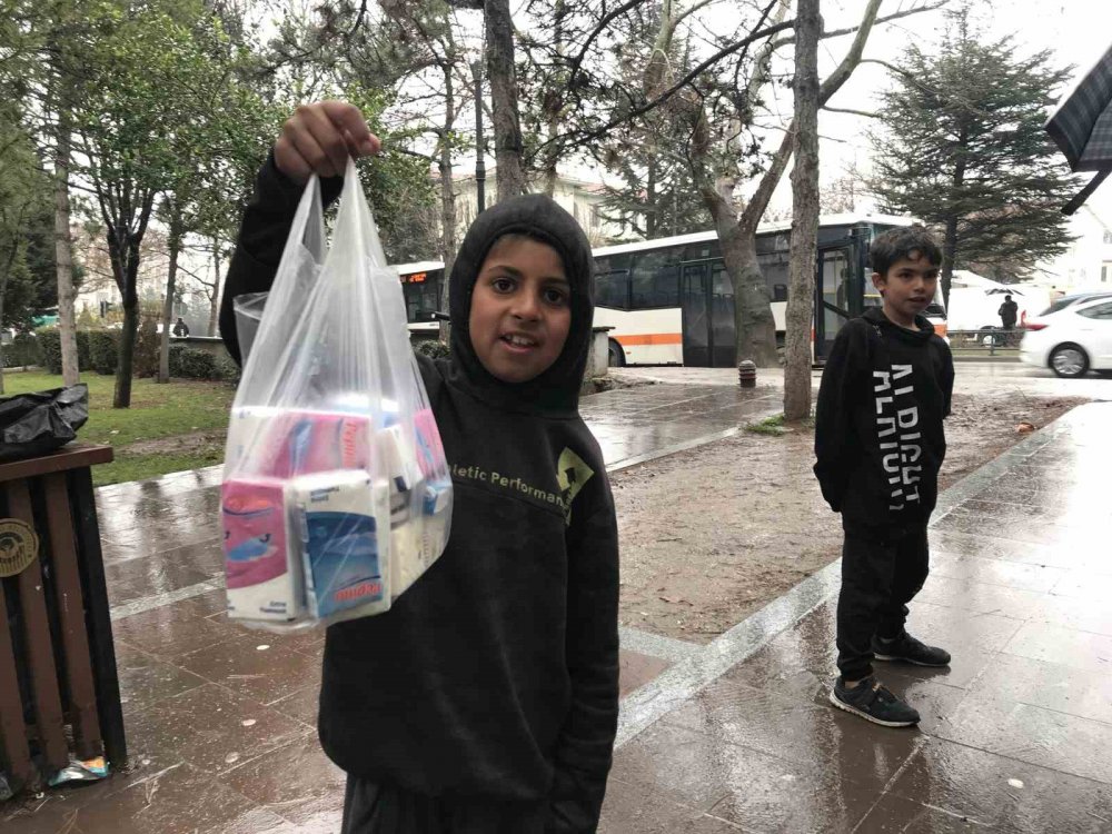 Çocuklar, yağmur altında mendil satmaya devam etti