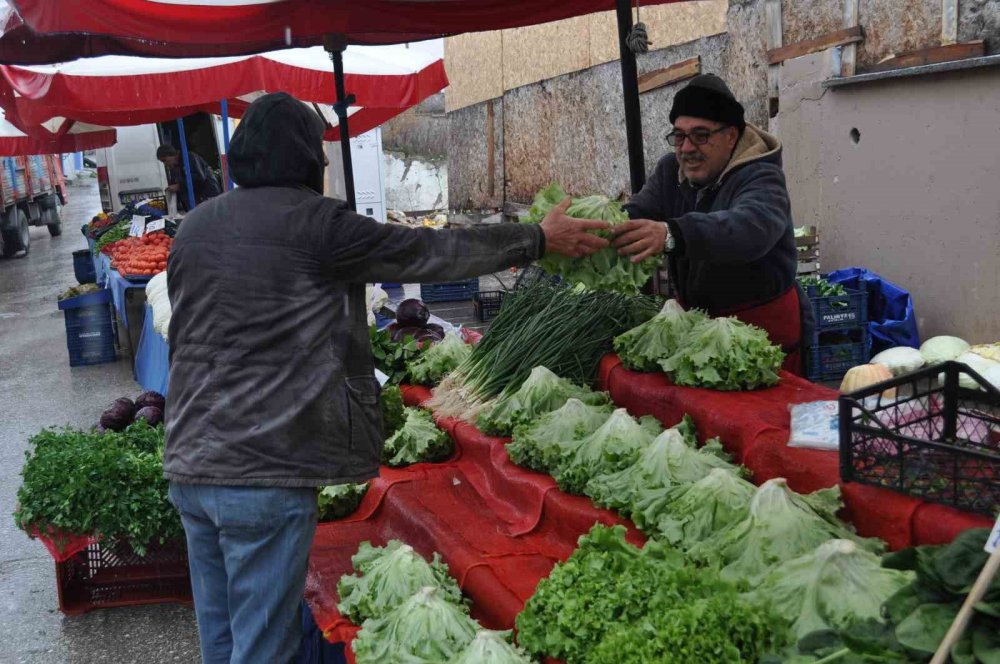 Yağışlar işlerini zorlaştırsa da yüzlerini güldürdü