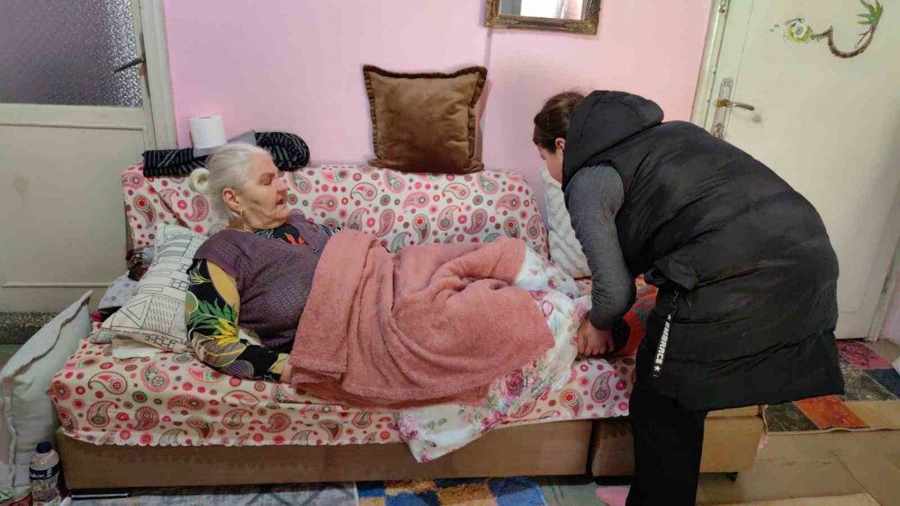 Yaşadığı halde resmi kayıtlarda ölü olarak gözüküyor