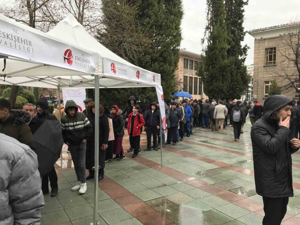 Afetzedeler için lokma dağıttıldı