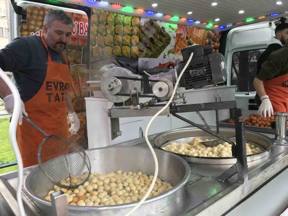 Afetzedeler için lokma dağıttıldı