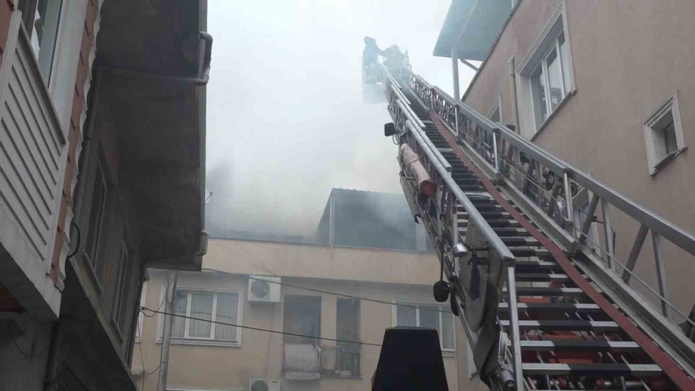 Yangın mahalleliyi sokağa döktü