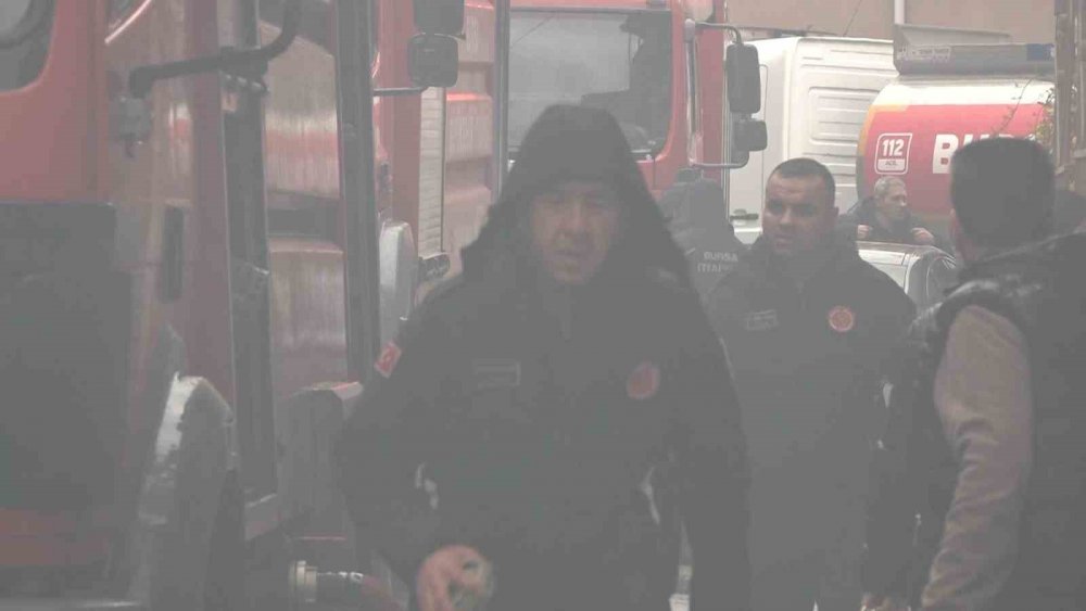 Yangın mahalleliyi sokağa döktü