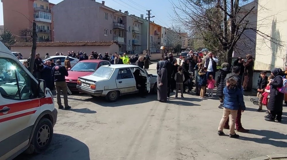 Kontrolden çıkan araç dehşet saçtı : 3 yaralı