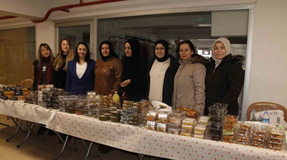 Pazaryeri’nde depremzedeler için hayır çarşısı kuruldu