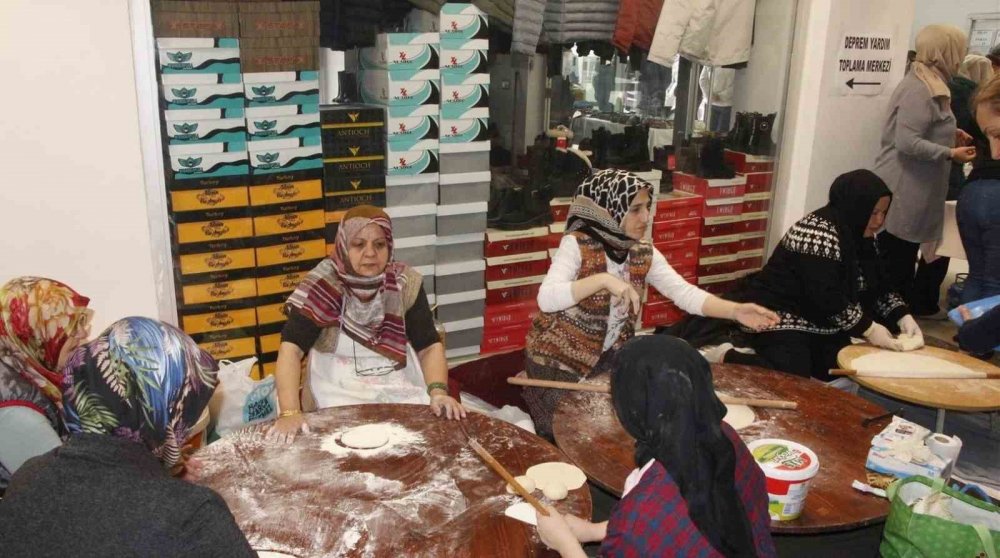 Pazaryeri’nde depremzedeler için hayır çarşısı kuruldu