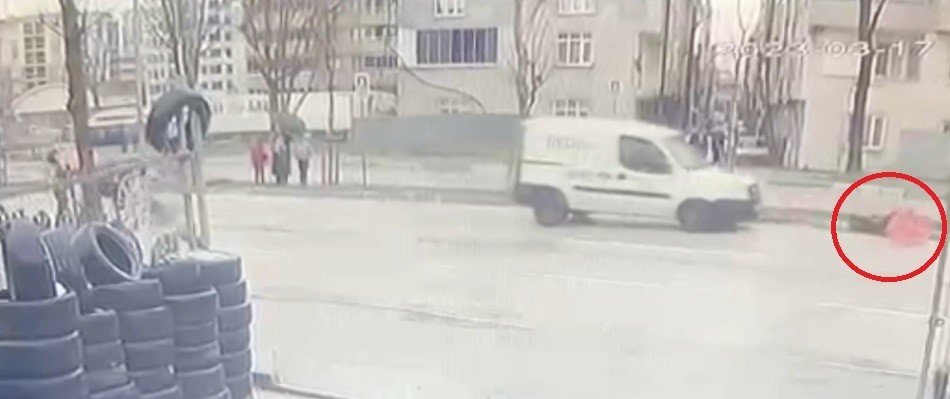 Araba çarptı metrelerce savruldu