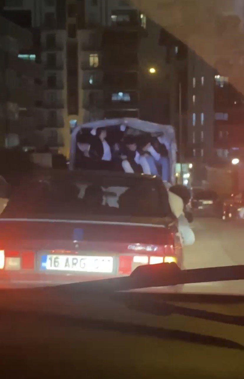 Kamyonetin arkasındaki tehlikeli yolculuk