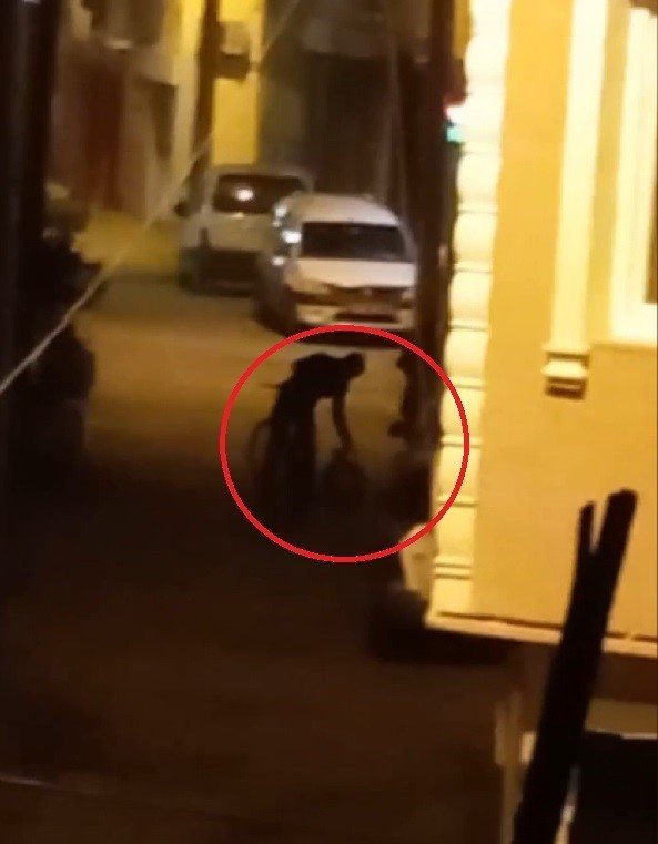 Tesadüfen uyanan vatandaşın bağırmasıyla hırsız kaçtı