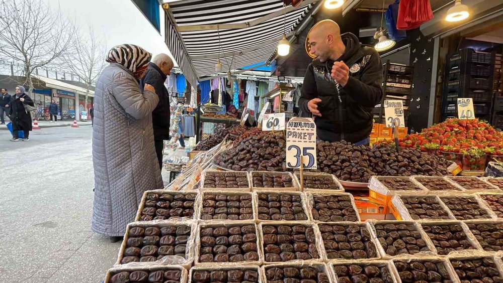 İftar sofralarının vazgeçilmezi hurma her kesime uygun fiyatla satılıyor