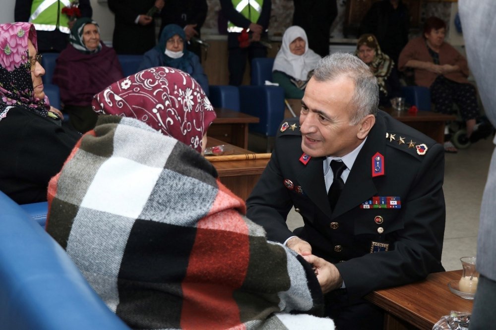 Jandarma ekipleri yalnız bırakmadı