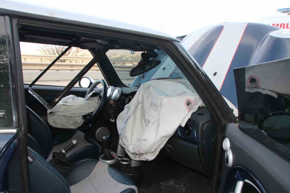 Kontrolden çıkan otomobil demir bariyerlere çarptı