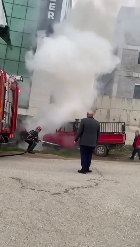 Park halindeki kamyonet yandı