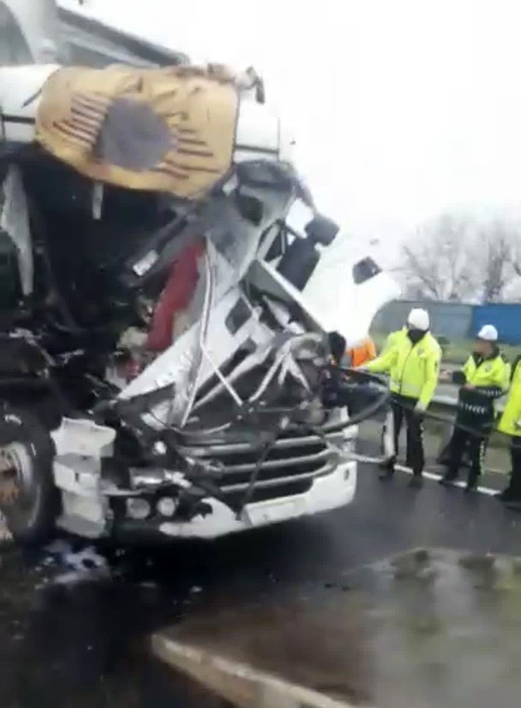 TIr kazasında sürücü yaralandı