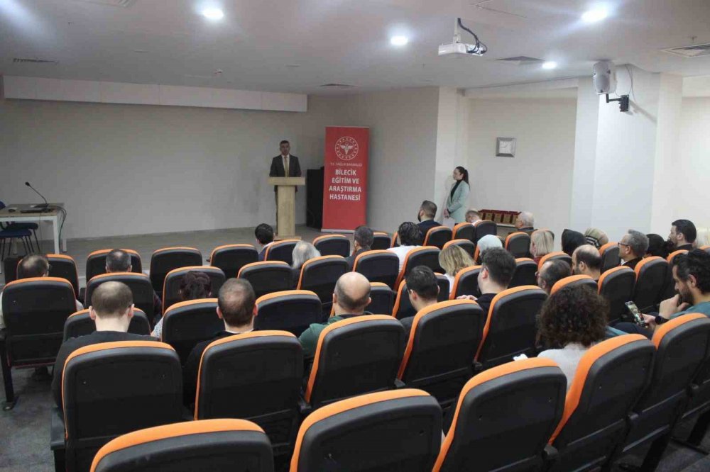 20 yıl görev yapmış hekimlere plaket