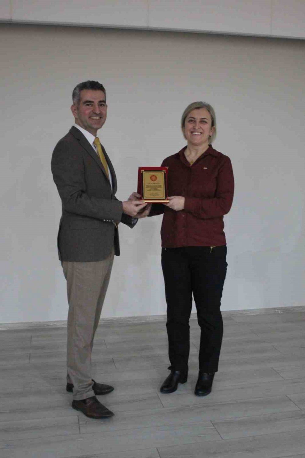 20 yıl görev yapmış hekimlere plaket