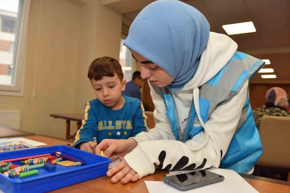 Depremzede çocukların yüzü gülüyor