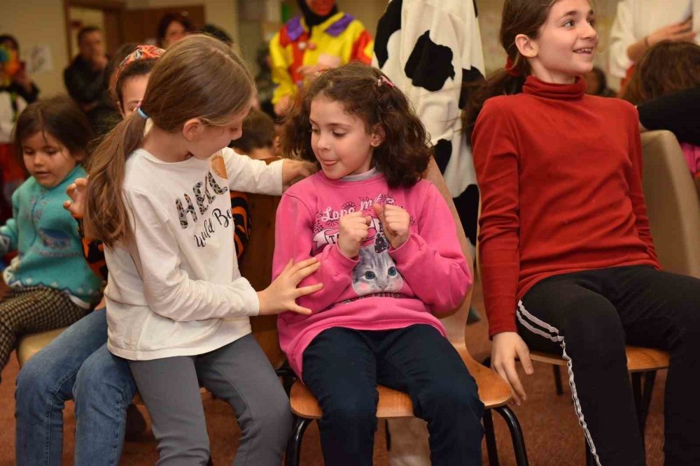 Depremzede çocukların yüzü gülüyor