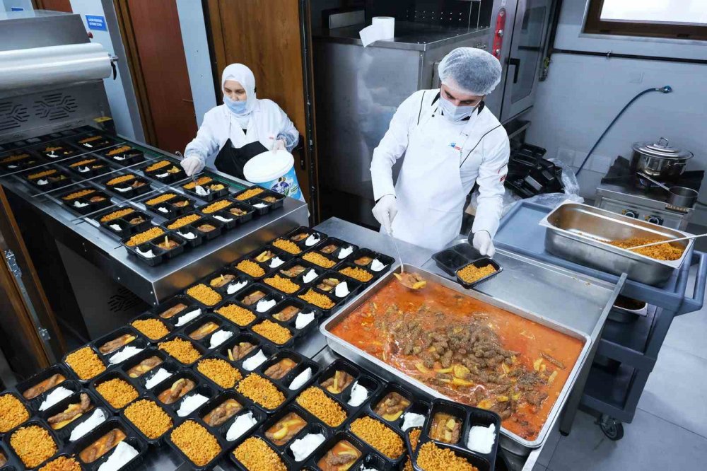 Yardıma muhtaç ailelere bin 300 öğün yemek ulaştırılıyor