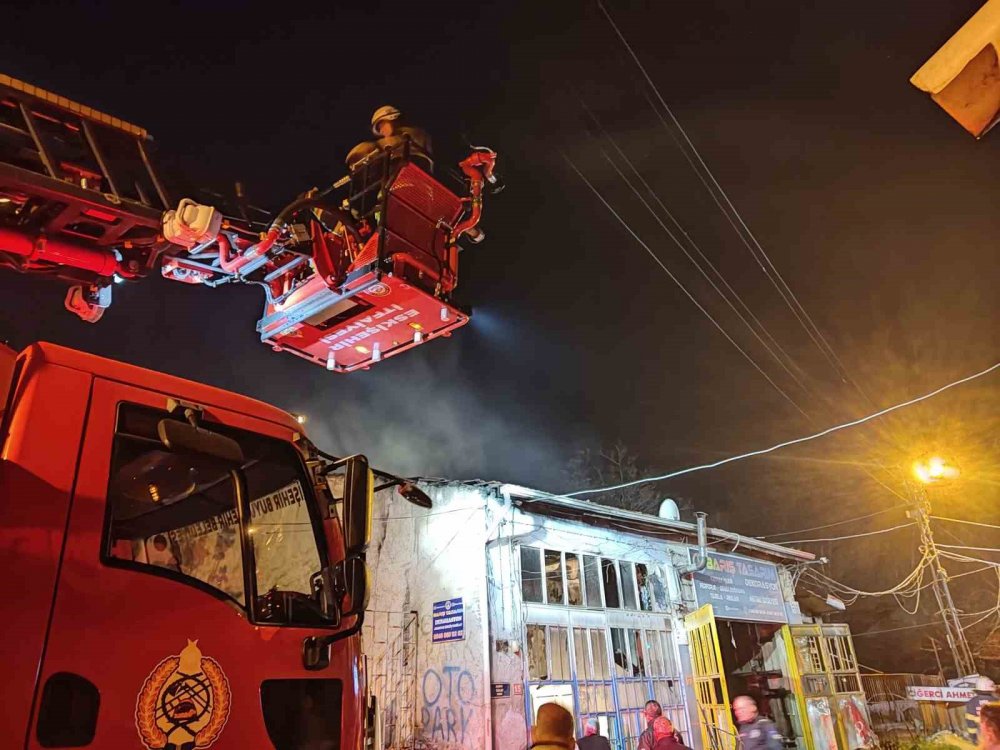 2 dükkân kullanılamaz hale geldi