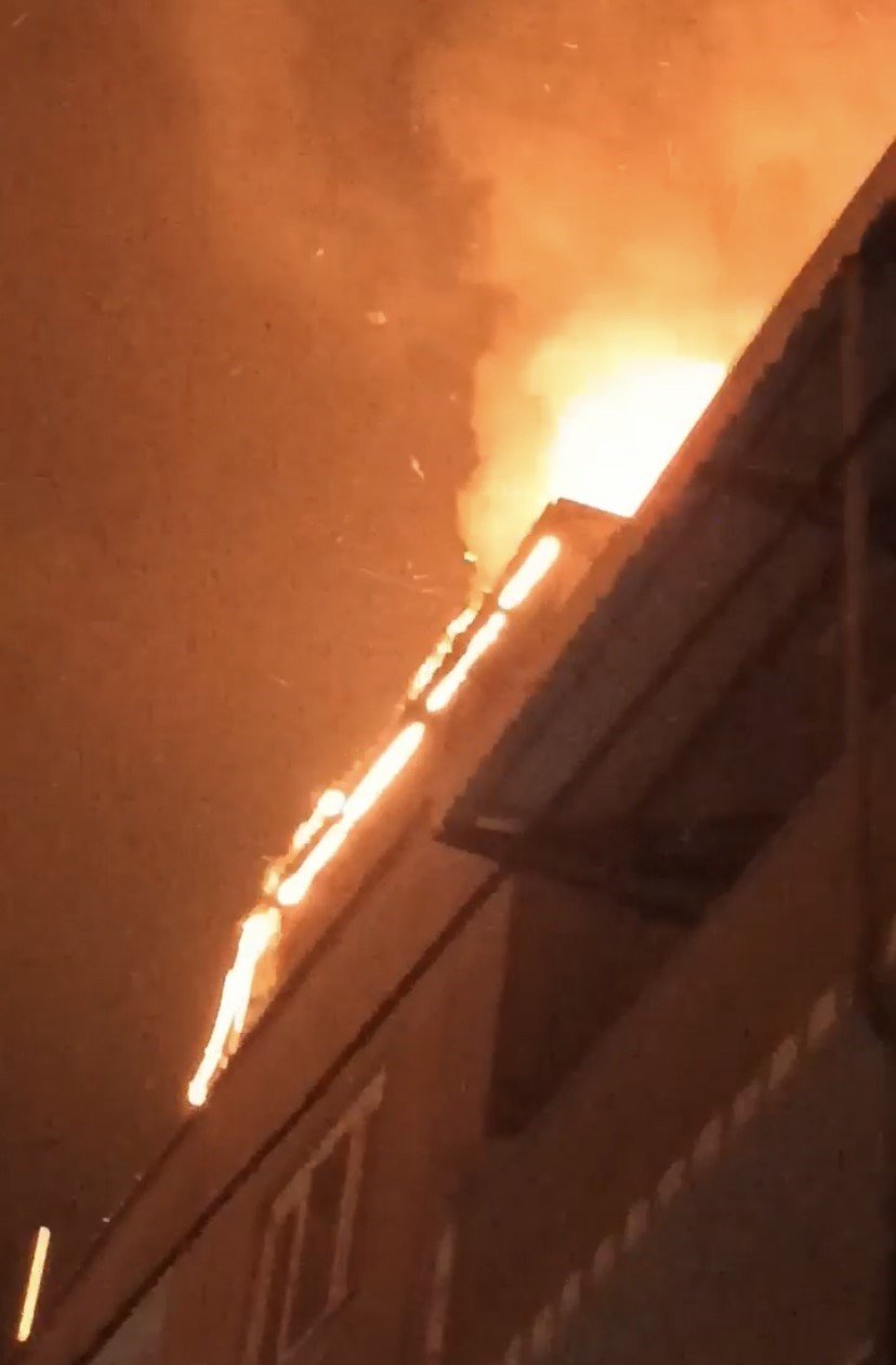 Binanın çatısı alev alev yandı,