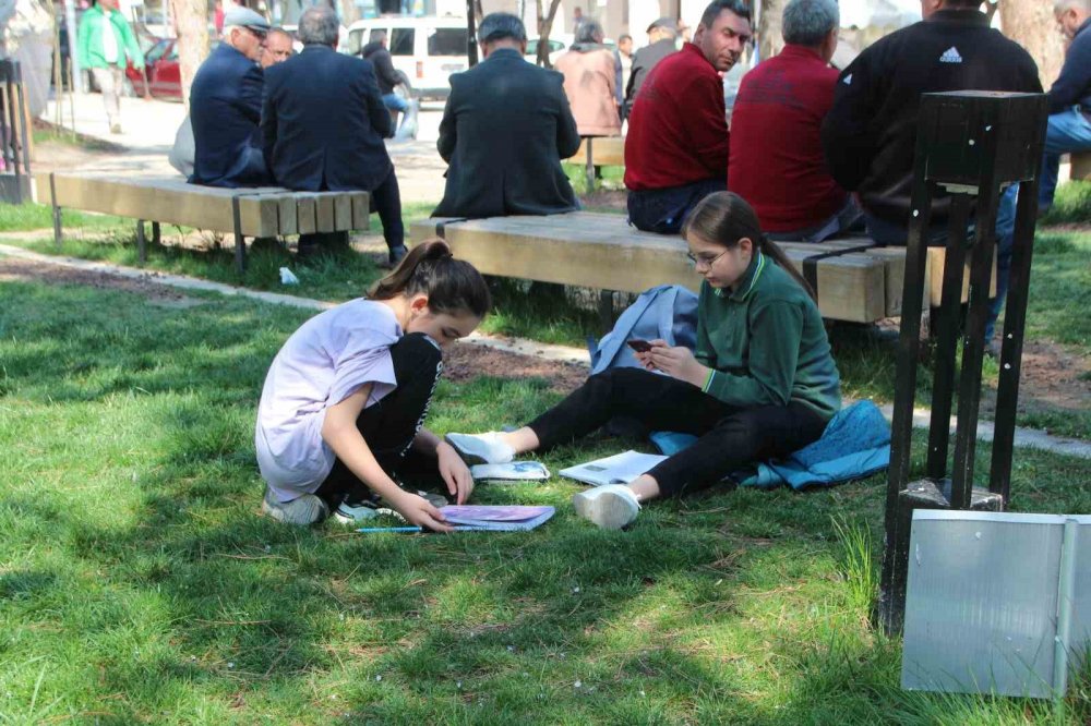 Güzel havayı gören vatandaşlar parklara akın etti