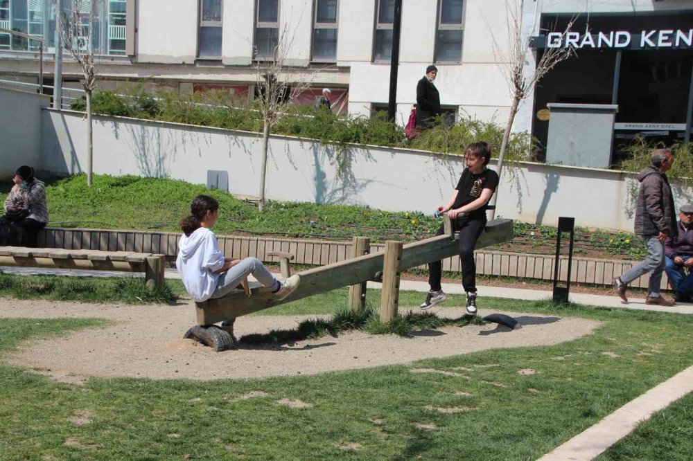 Güzel havayı gören vatandaşlar parklara akın etti