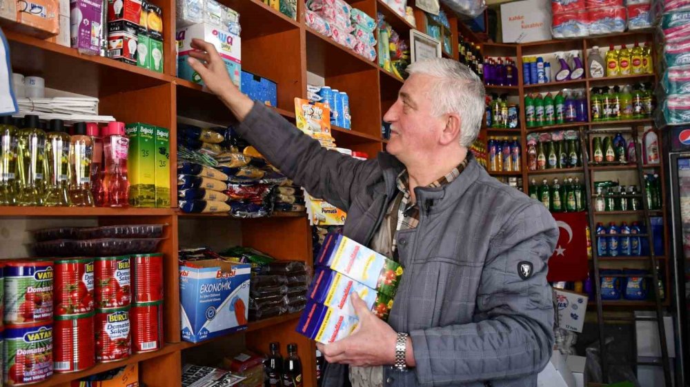 Köydeki çocukların bakkal amcası