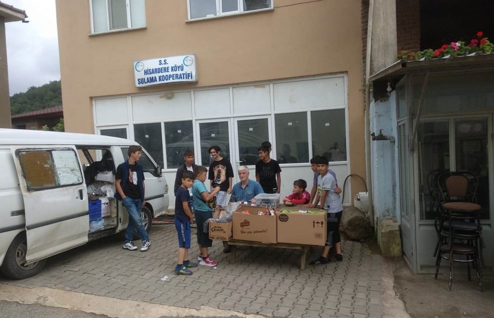 Köydeki çocukların bakkal amcası