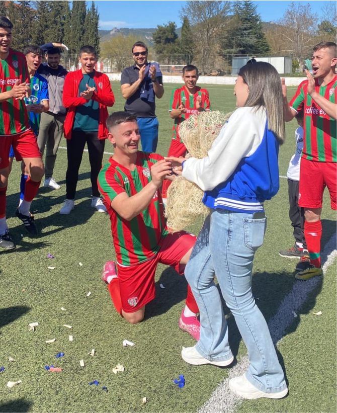 sahanin-ortasinda-evlenme-teklifi1.jpg