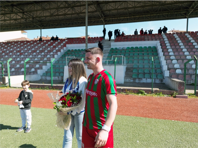 sahanin-ortasinda-evlenme-teklifi2.jpg