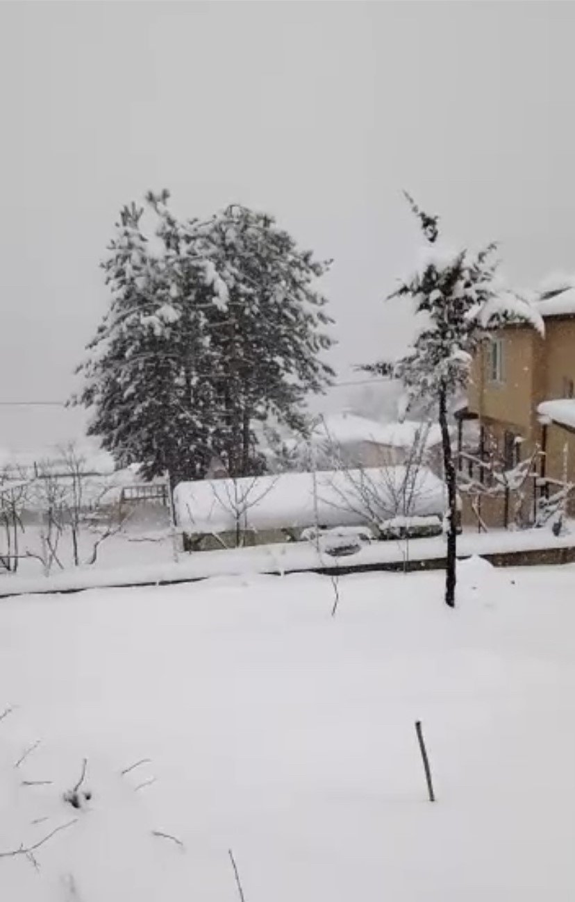 Dağ köyleri kar altına kaldı