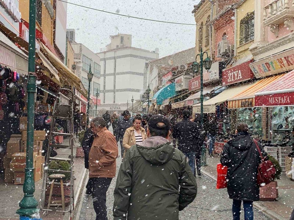 Alışveriş kalabalığı dikkat çekti