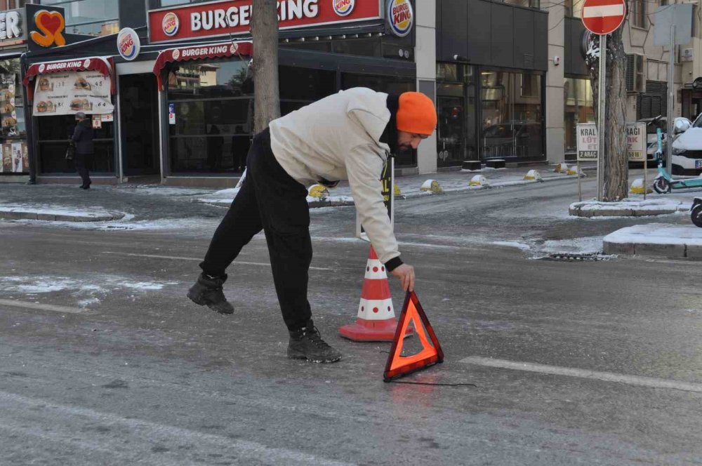 Buzlanan yollar kazaya sebep oldu