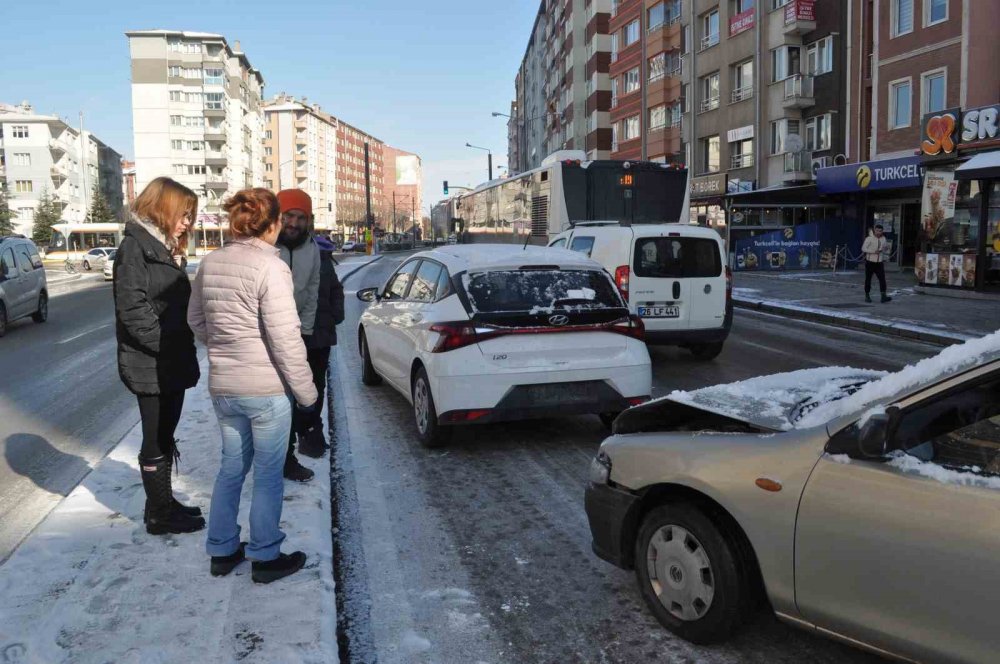 Buzlanan yollar kazaya sebep oldu