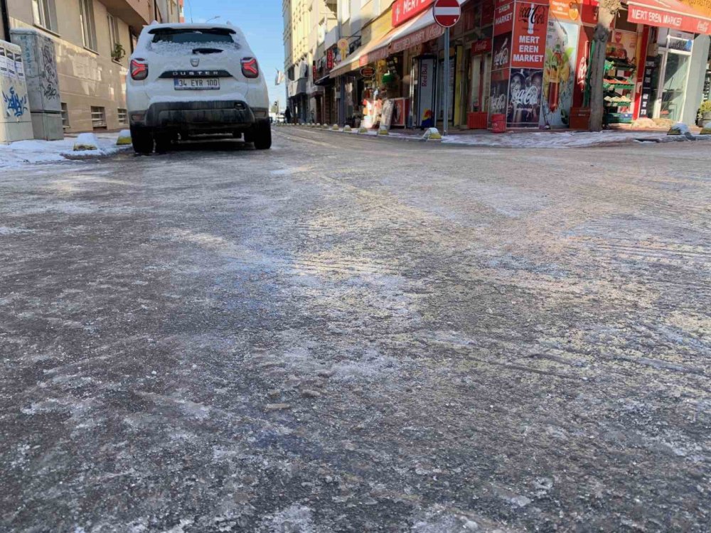 Cadde ve sokaklar adeta buz pistine döndü
