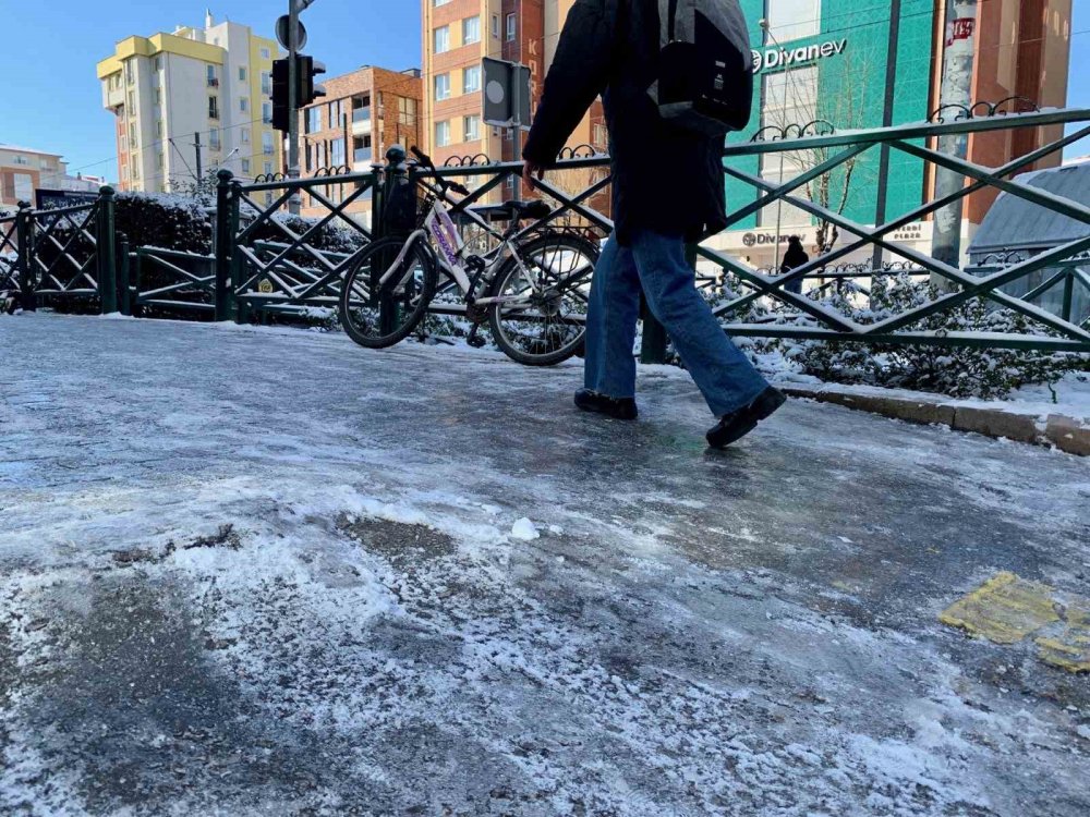 Cadde ve sokaklar adeta buz pistine döndü
