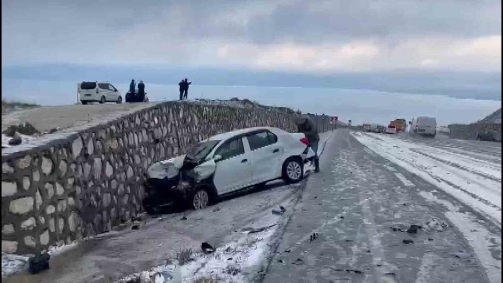 Freni boşalan tır, ambulans ve 3 araca çarptı
