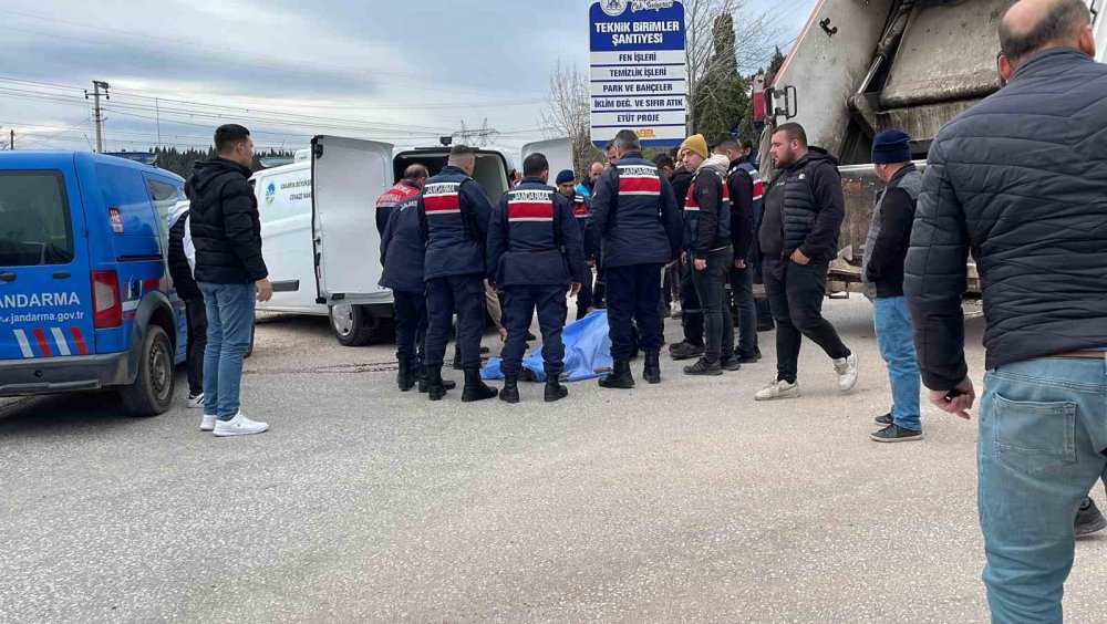 Çöp kamyonu çarptı, hayatını kaybetti